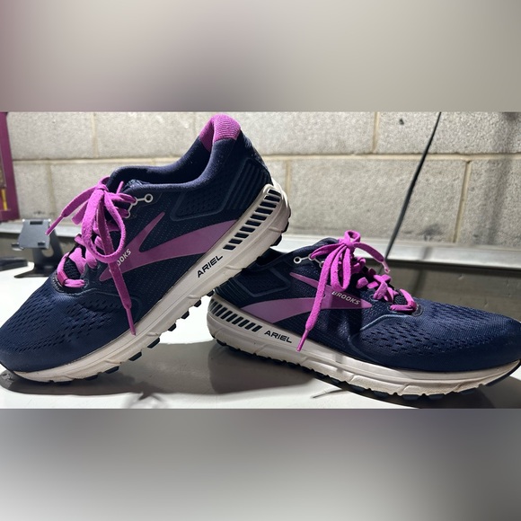 Brooks Women's Athletic Shoes - Navy and Purple size 9 - Picture 1 of 7